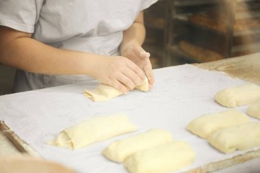 İşteki aşçı çiğ hamurdan pişiriyor. Evde yemek pişirmek..