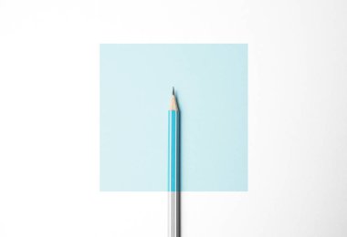Beyaz arka planda mavi kalem, minimalizm. Yaratıcılık, fikir...