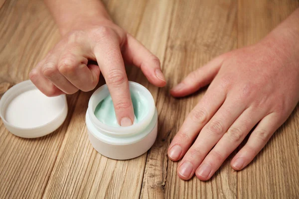 Φροντίδα για ερεθισμένο δέρμα. Λοσιόν και κρέμα χεριών. Ερυθρότητα, αλλεργίες — Φωτογραφία Αρχείου