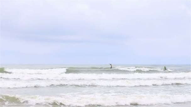 Ocean Surf Waves Beach in cloudy day. — Stock Video