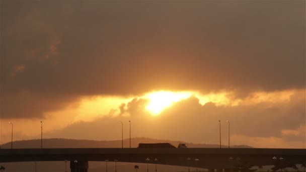 Straßenverkehr über Brücke bei Sonnenaufgang. — Stockvideo