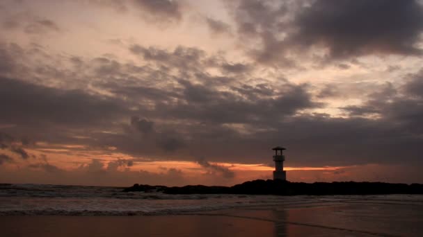 Lighthouse with waves at sunset. — Stock Video
