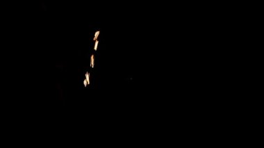 Geceleri kadın ateş gösterisi sanatçısı.