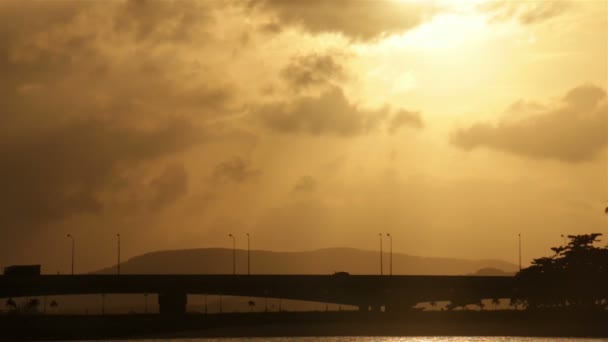 Дорожное движение через мост на рассвете . — стоковое видео