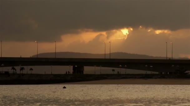 Wegverkeer over brug bij zonsopgang. — Stockvideo