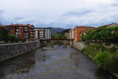Köyleri üzerinden geniş nehirleri.