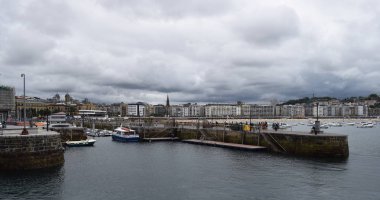 Kuzey kıyısında bir şehir.