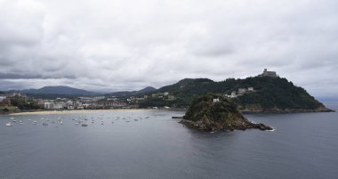 Kuzey kıyısında bir şehir.