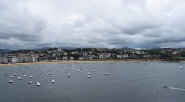 Kuzey kıyısında bir şehir.