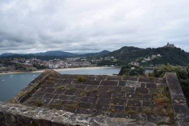 Kuzey kıyısında bir şehir.