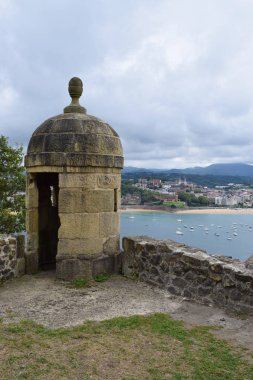 Denize bakan bir dağda nöbet.