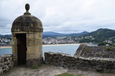 Denize bakan bir dağda nöbet.