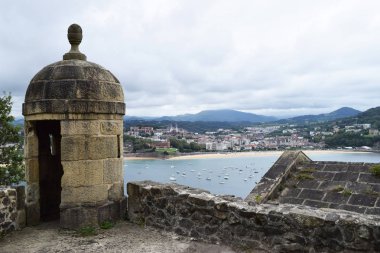 Denize bakan bir dağda nöbet.