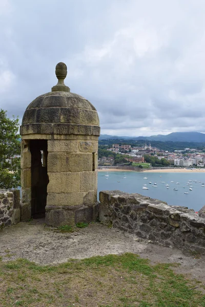 Denize bakan bir dağda nöbet.