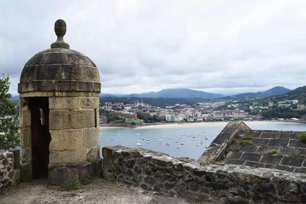 Denize bakan bir dağda nöbet.