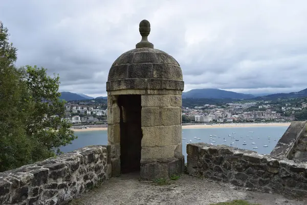Denize bakan bir dağda nöbet.
