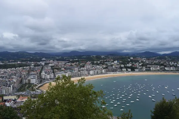 Kuzey kıyısında bir şehir.