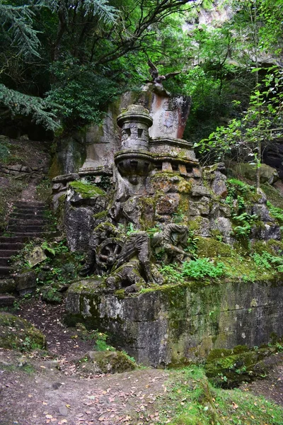 Starożytne grobowce średniowiecznych w środku lasu. — Zdjęcie stockowe