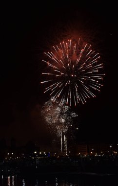 Bir şehir kutlamaları havai fişek.
