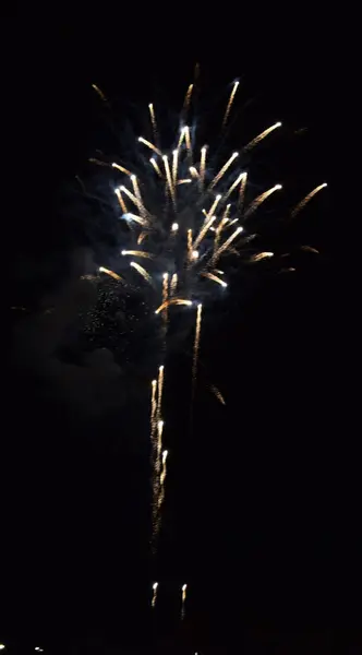 Feuerwerk der Feierlichkeiten einer Stadt. — Stockfoto