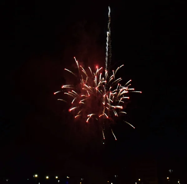 Vuurwerk van de viering van een stad. — Stockfoto