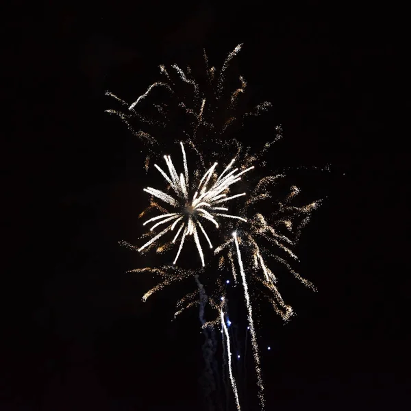 Feux d'artifice des célébrations d'une ville . — Photo