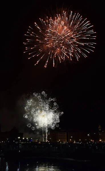 Bir şehir kutlamaları havai fişek.