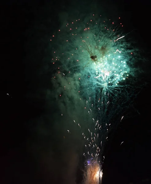 Feuerwerk der Feierlichkeiten einer Stadt. — Stockfoto