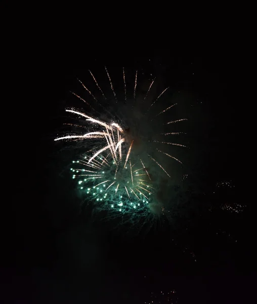 Feuerwerk der Feierlichkeiten einer Stadt. — Stockfoto