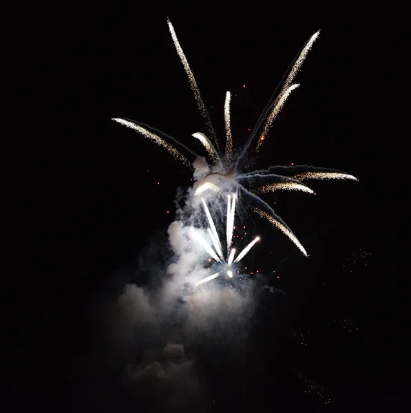 Feuerwerk der Feierlichkeiten einer Stadt. — Stockfoto