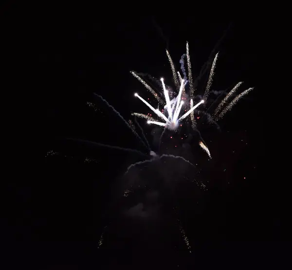 Feuerwerk der Feierlichkeiten einer Stadt. — Stockfoto