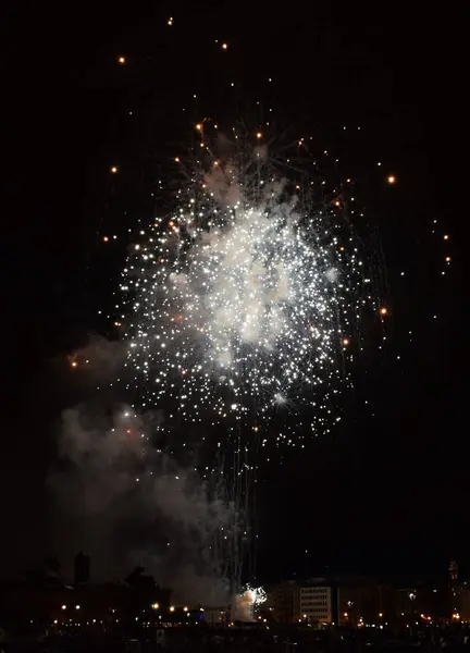 Bir şehir kutlamaları havai fişek.