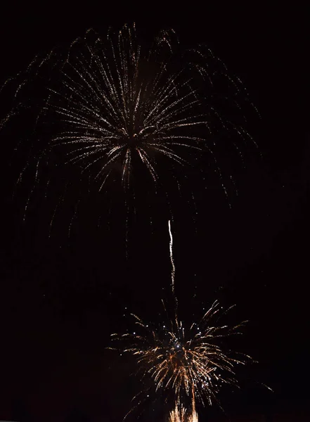 Feuerwerk der Feierlichkeiten einer Stadt. — Stockfoto