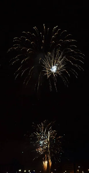 Fogos de artifício das celebrações de uma cidade . — Fotografia de Stock
