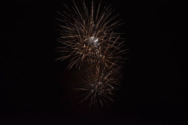 Feuerwerk der Feierlichkeiten einer Stadt. — Stockfoto