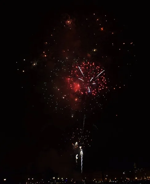 Feuerwerk der Feierlichkeiten einer Stadt. — Stockfoto