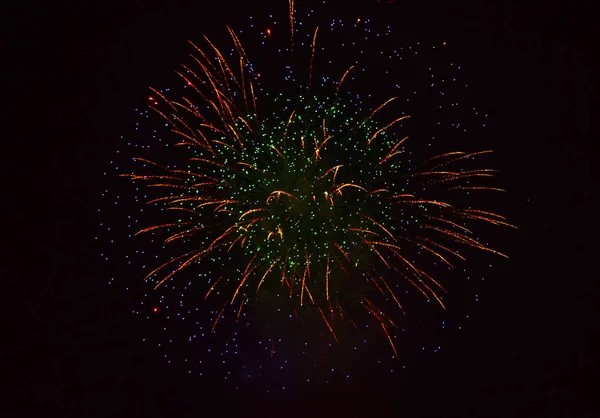 Feux d'artifice des célébrations d'une ville . — Photo