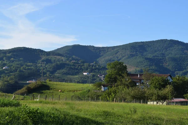 Mountainous and green landscapes of the north. — Stock Photo, Image