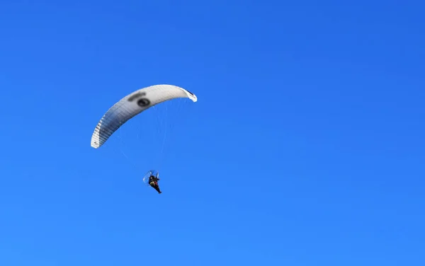 Parachutist flying through the sky. — Stock Photo, Image