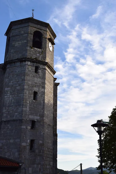 Campanario de iglesias con reloj . — Foto de Stock