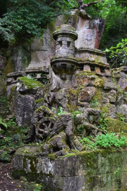 Ormanın ortasında antik Ortaçağ mezarlar.