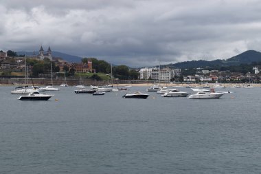 Dağdan görülen bir şehrin panoramik görünüm.