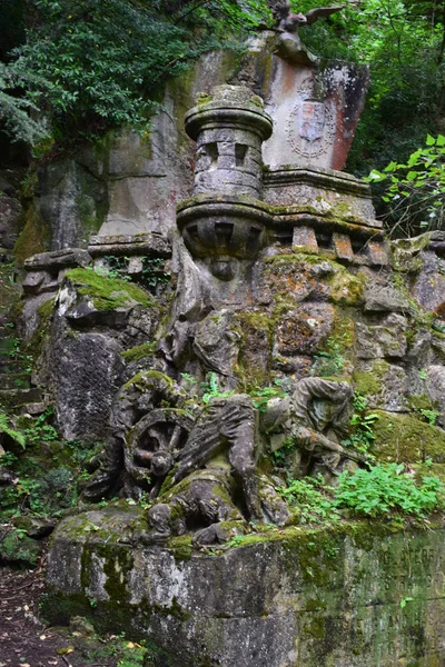 Ormanın ortasında antik Ortaçağ mezarlar.