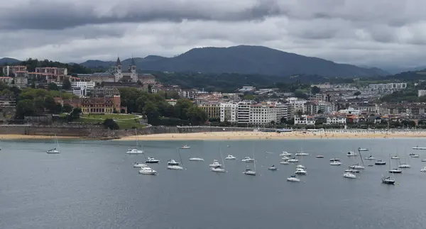 Bulutlu İspanya plajlarına.