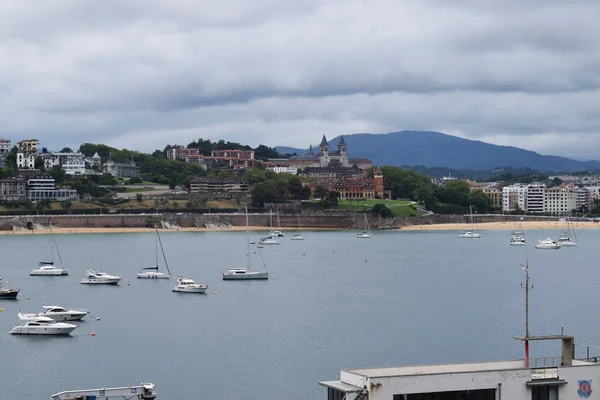 Bulutlu İspanya plajlarına.