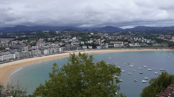 Dağdan görülen bir şehrin panoramik görünüm.