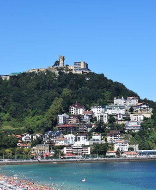 Bir Körfez kıyısında.