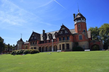 Fransız tarzı sarayları.