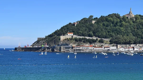 Bir Körfez kıyısında.