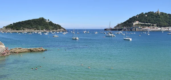 Bir Körfez kıyısında.